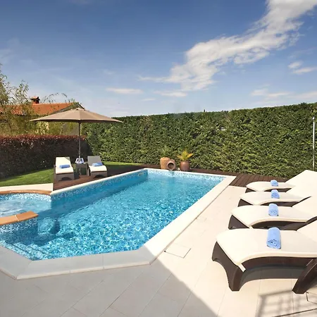 Santa Domenica Near Porec With Play Room, Beautiful Tavern & Garden Labinci