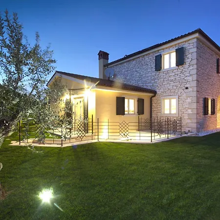 Santa Domenica Near Porec With Play Room, Beautiful Tavern & Garden Willa