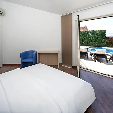 Santa Domenica Near Porec With Play Room, Beautiful Tavern & Garden Willa